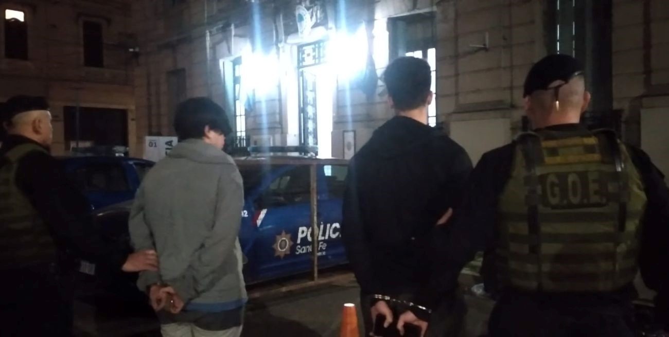 Atrapan dos adolescentes intentando robar en escuela frente a la Jefatura de Policía 