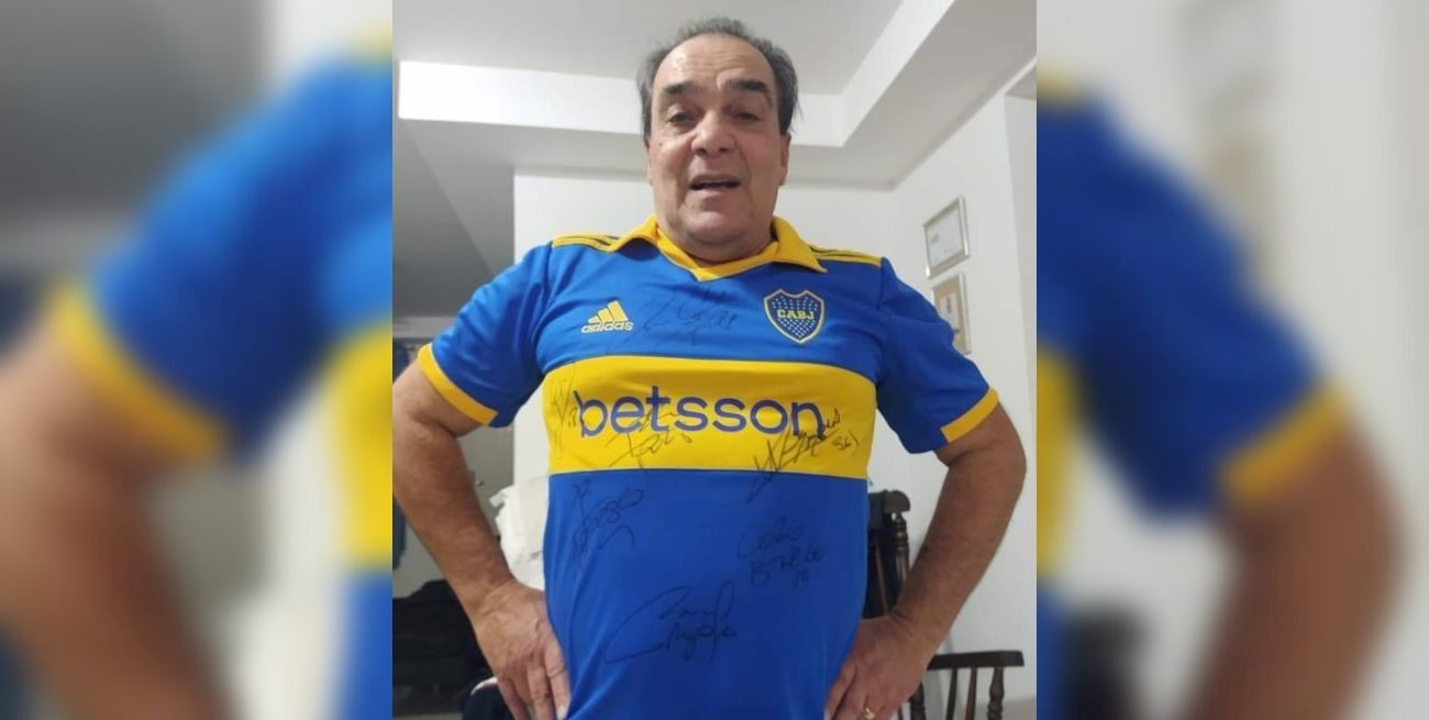 La 12 le regaló una camiseta de Boca a Mario Vitette, uno de los autores del "Robo del Siglo"
