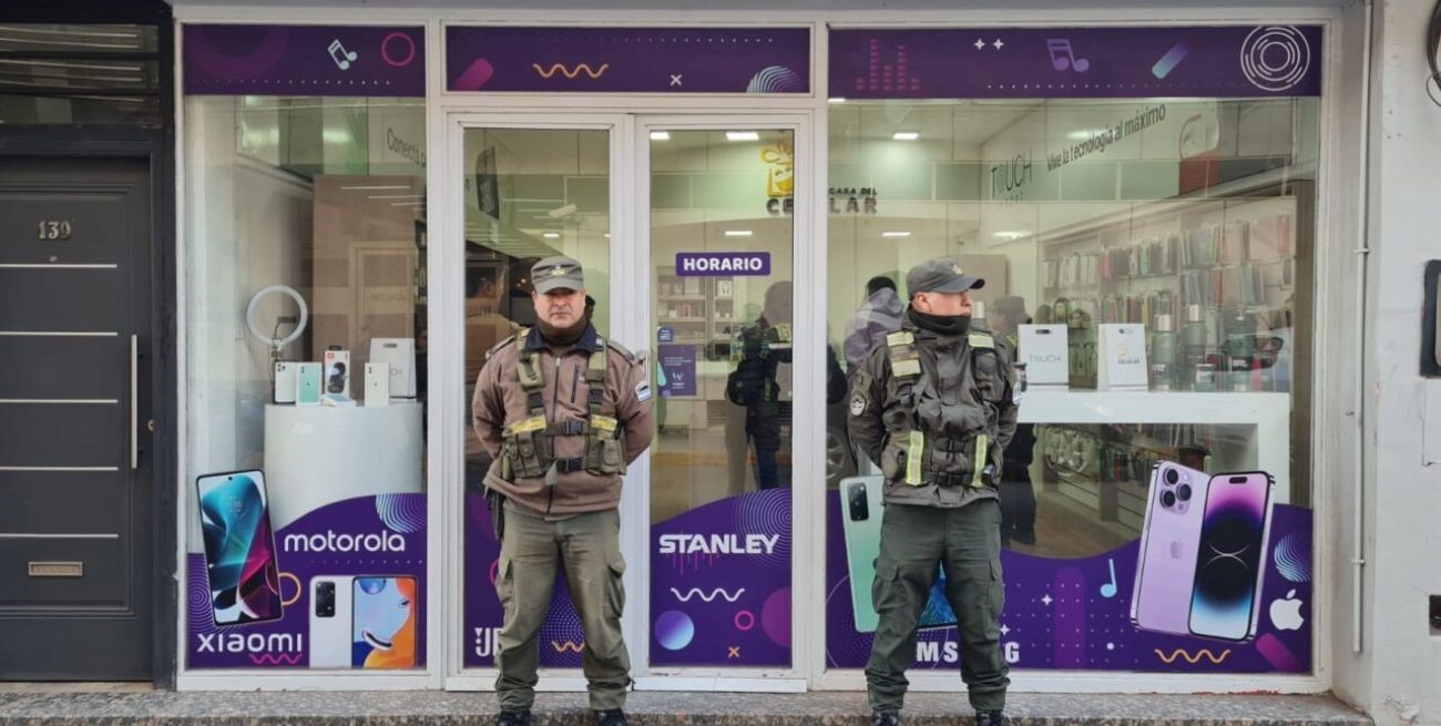 Allanamiento por contrabando: secuestran gran cantidad de celulares de alta gama, termos y dinero