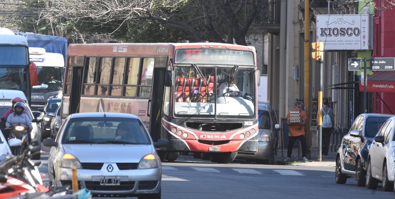 Este lunes, los colectivos arrancan normal en Santa Fe a la espera del pago faltante