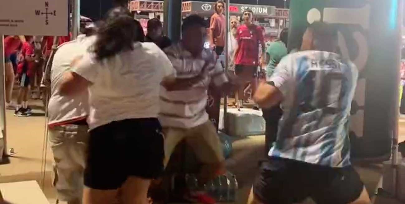 Adentro Messi a puro gol, afuera a las piñas entre hinchas rivales