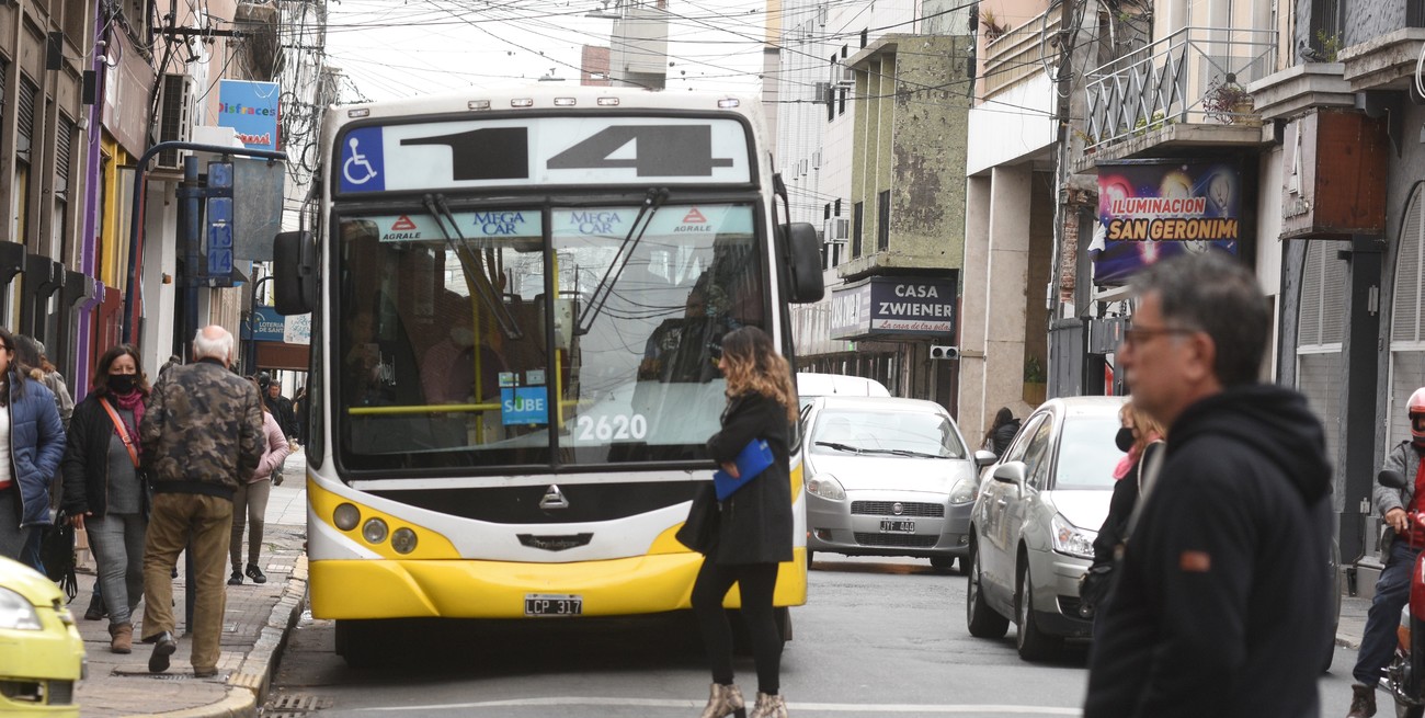 El intendente Jatón debe retirar los pliegos del transporte público