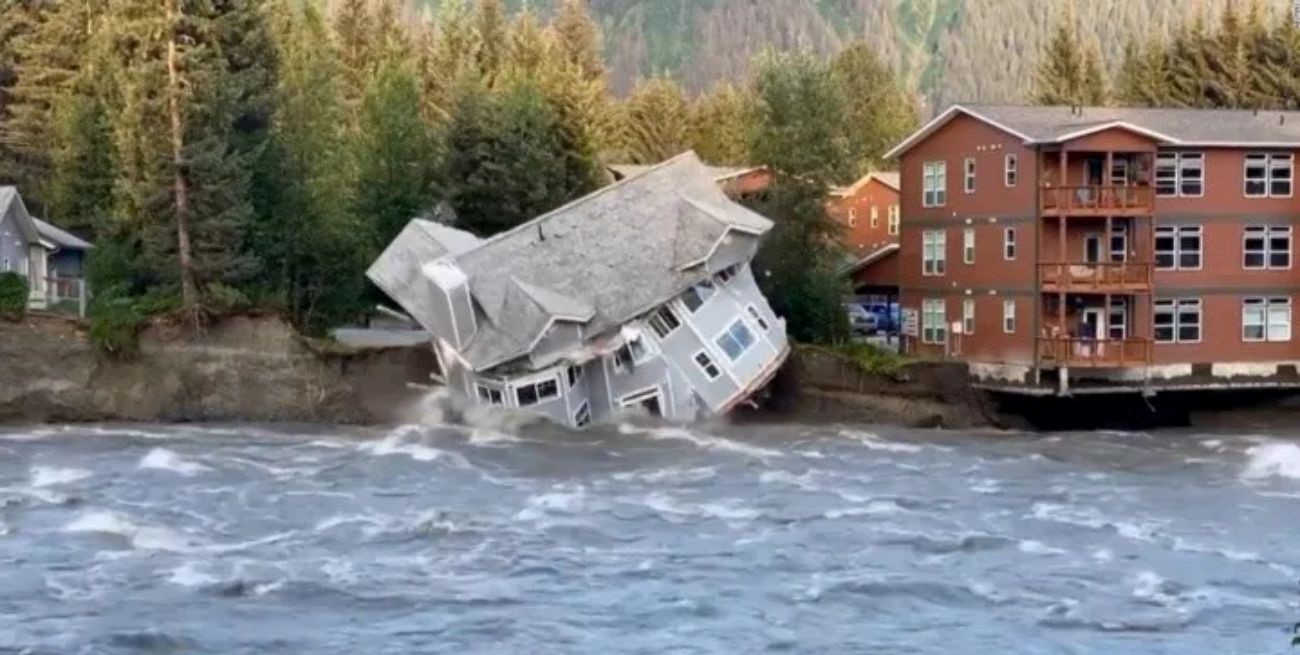 Inundaciones en Alaska: una casa se derrumba y cae al río