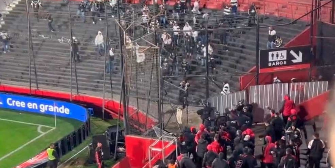 Video: avalancha humana en la tribuna de Newell's en medio de incidentes