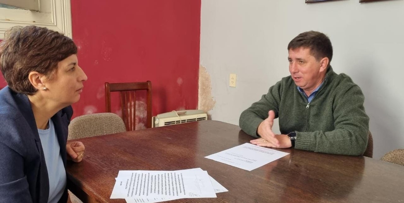 Pirola junto a integrantes de AANE en Esperanza