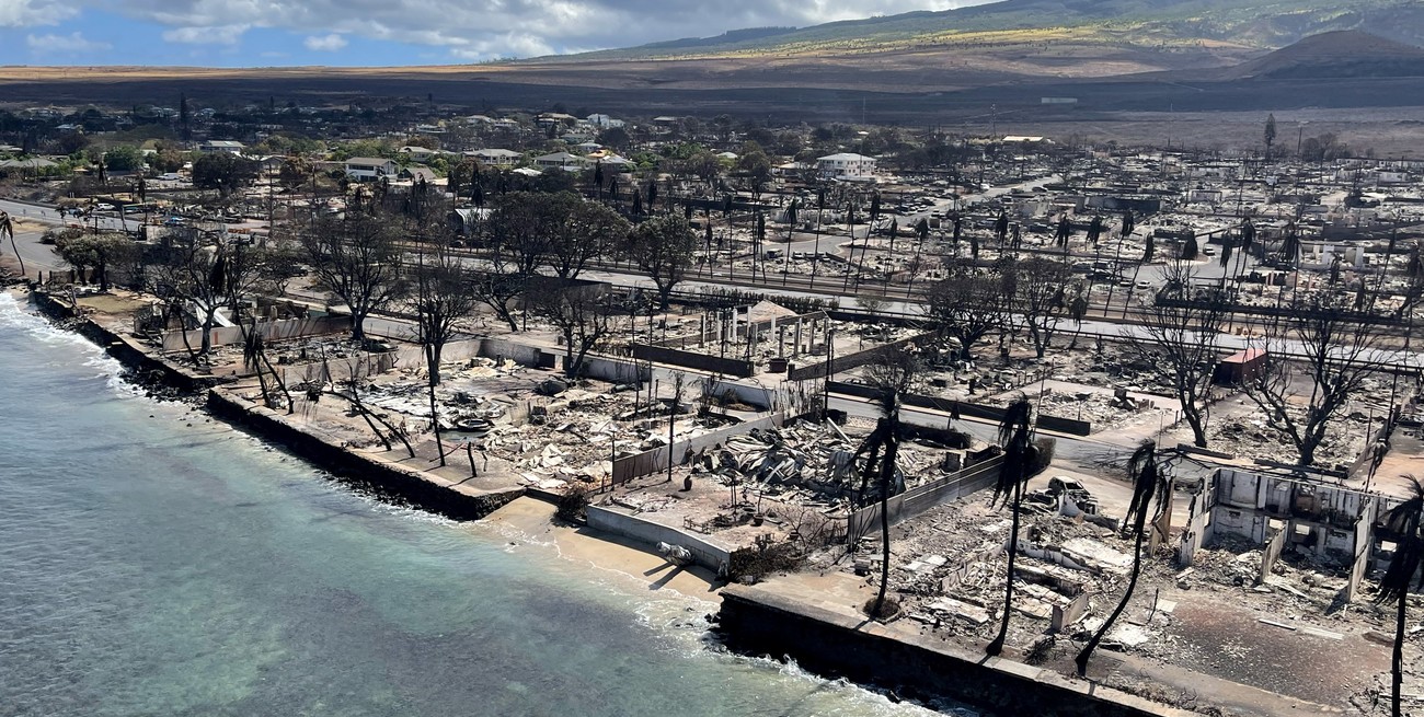 Las autoridades definieron a la Isla de Maui como "zona de guerra" debido a los incendios 