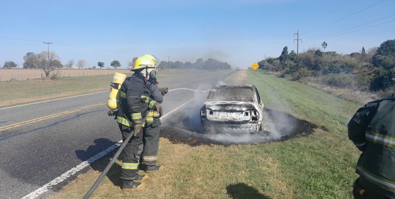 Iba a buscar a sus hijos y se le prendió fuego el auto: salió ileso