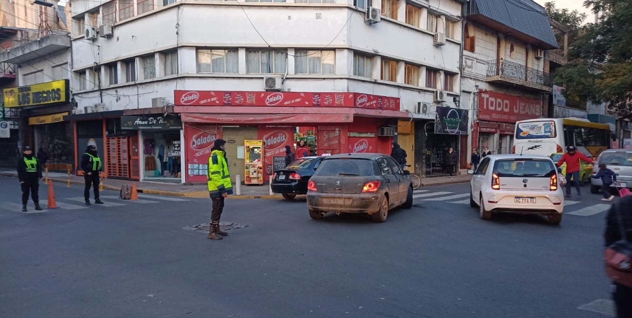 Caos en el tránsito sobre San Jerónimo y Salta por el traslado de urnas