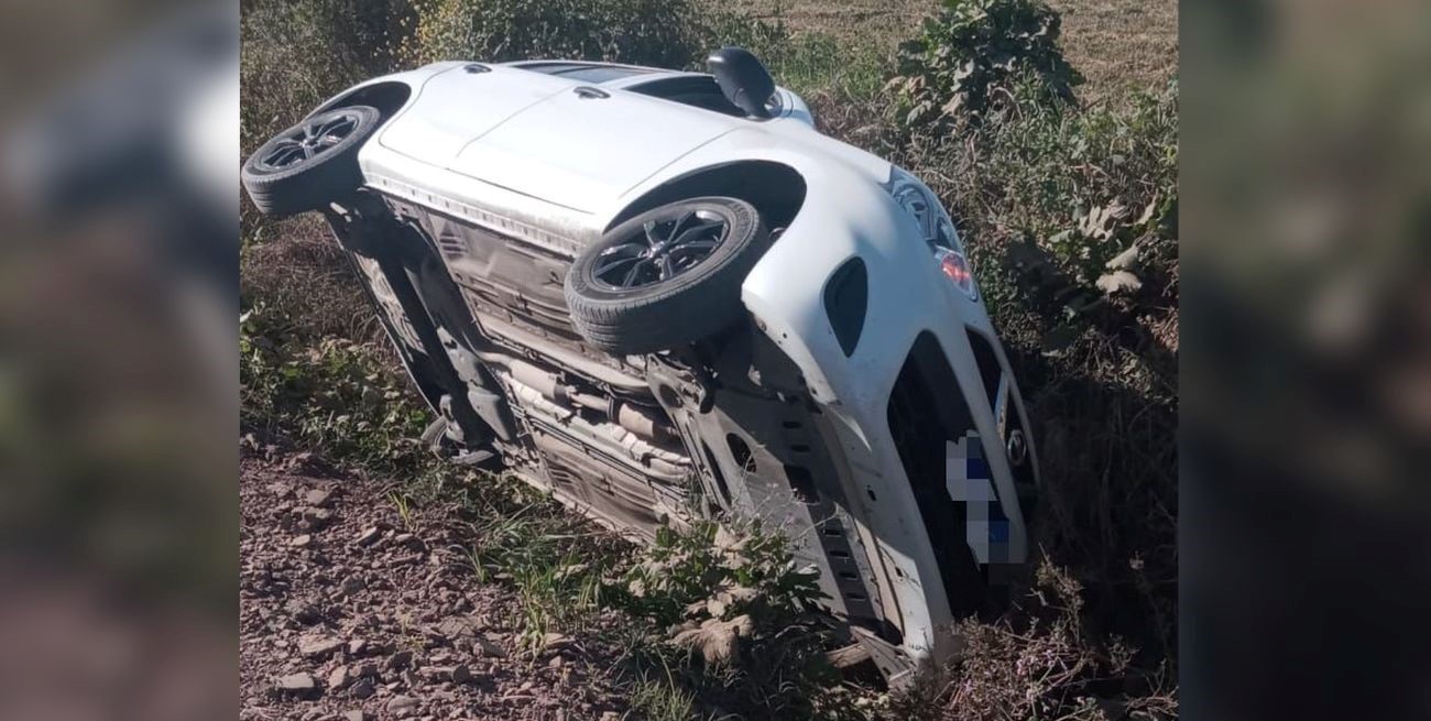 Choque, persecución y vuelco en Ángel Gallardo