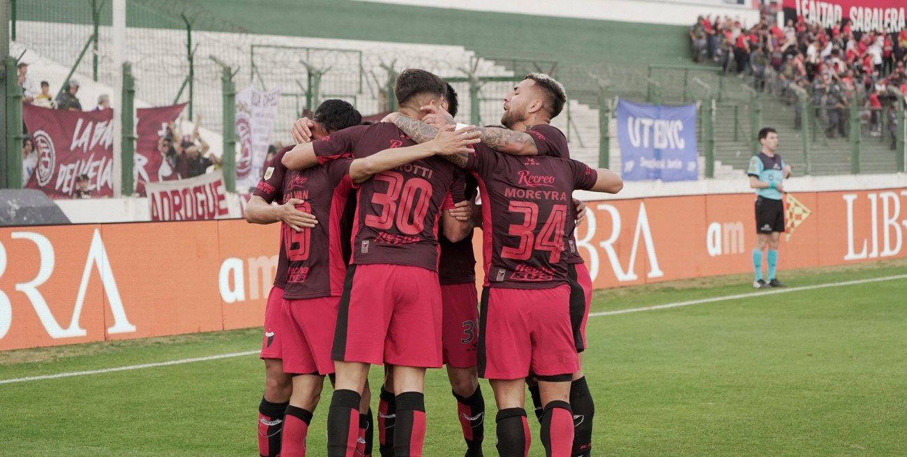 Colón jugó un fútbol que hacía mucho tiempo que no se le veía y avanzó en la Copa Argentina