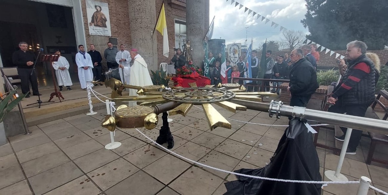 Monseñor Fenoy bendijo la flamante cruz protectora del cielo de El Trébol