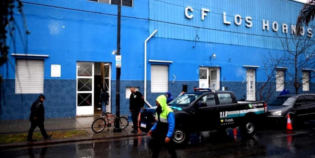 La Plata: abren al menos 20 centros de evacuados por el fuerte temporal y las inundaciones