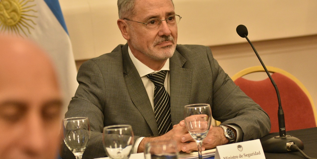 Autorizan a Sain a salir del país