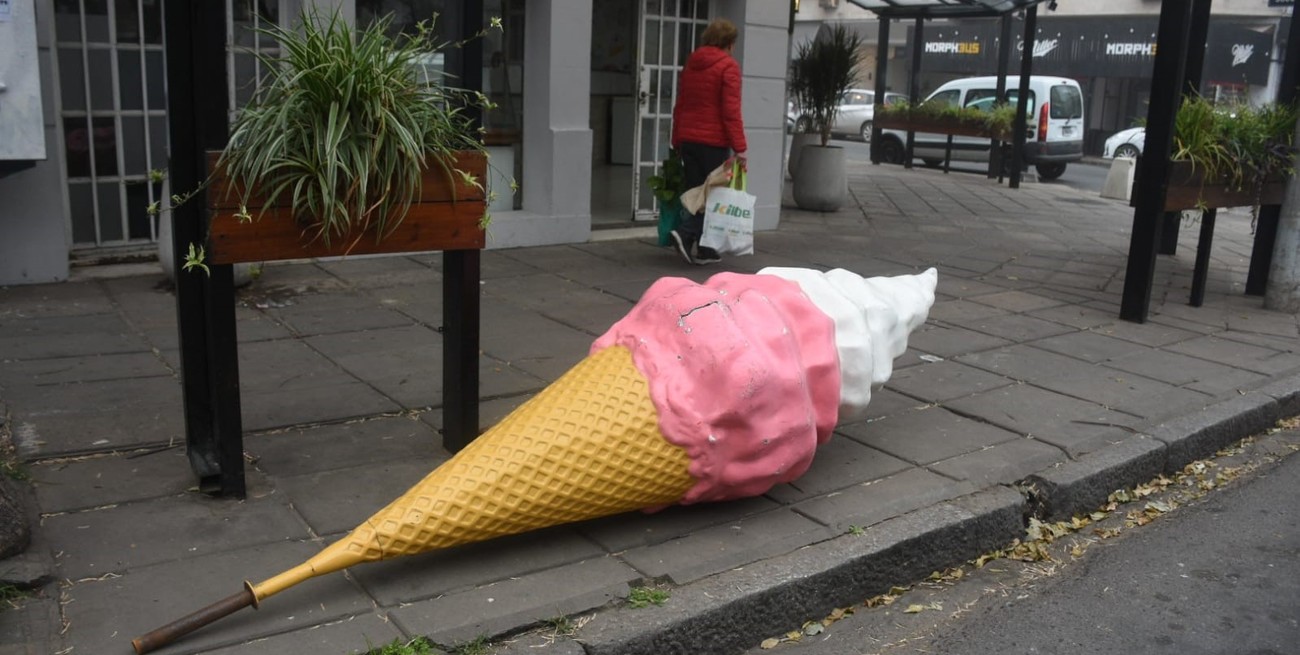 Dos detenidos tras vandalizar una heladería de barrio Mariano Comas