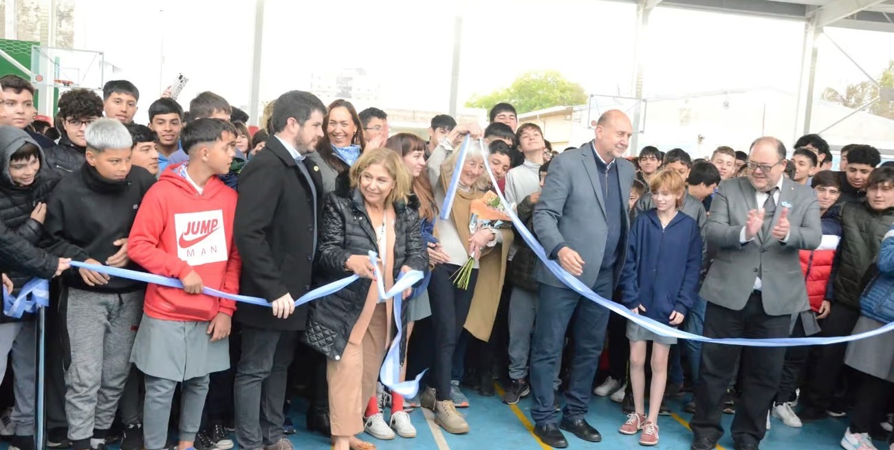 Perotti inauguró el polideportivo en el Colegio Industrial de Venado Tuerto