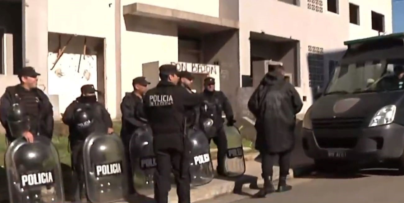 Operativo policial y tensión para desalojar dos edificios usurpados por vecinos