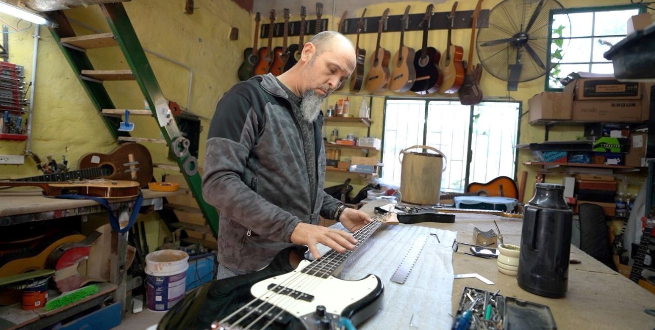 Cómo trabaja un lutier en Santa Fe, una especie de "médico" de instrumentos