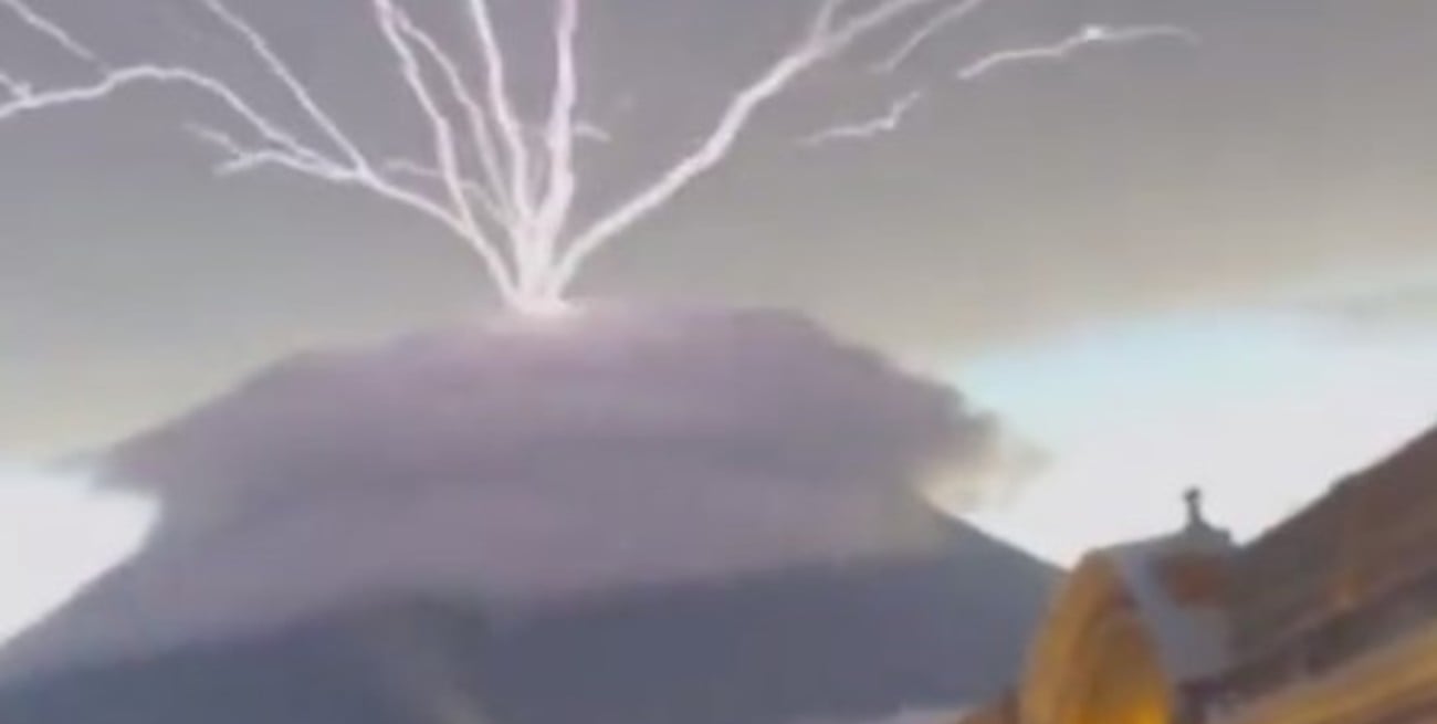 Cayó un rayo sobre el volcán Acatenango y causó un impactante fenómeno óptico