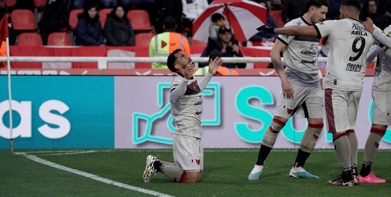 Colón venció a Independiente por a 1 a 0 en un partido de seis puntos