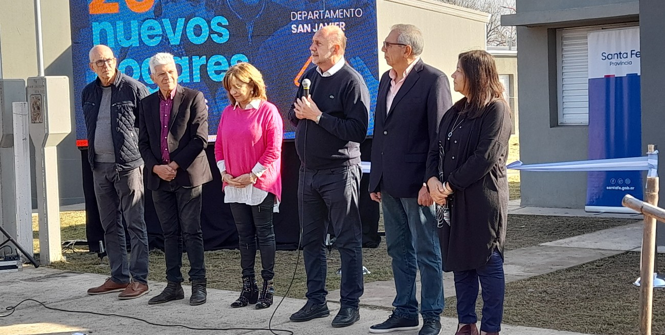 Perotti entregó viviendas y escrituras en San Javier