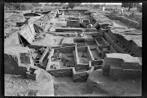Avances. Imagen captada en febrero de 1950, en la que puede observarse la estructura completa de la iglesia, vista de lo que fue el ingreso principal, con los muros de tapia tapados con quincha o chapas. 