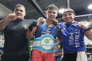 Miguel Palacios, José Suárez y Fabricio Pistrilli celebran la victoria por nocaut en la última pelea de la velada. Foto: Víctor Ludi
