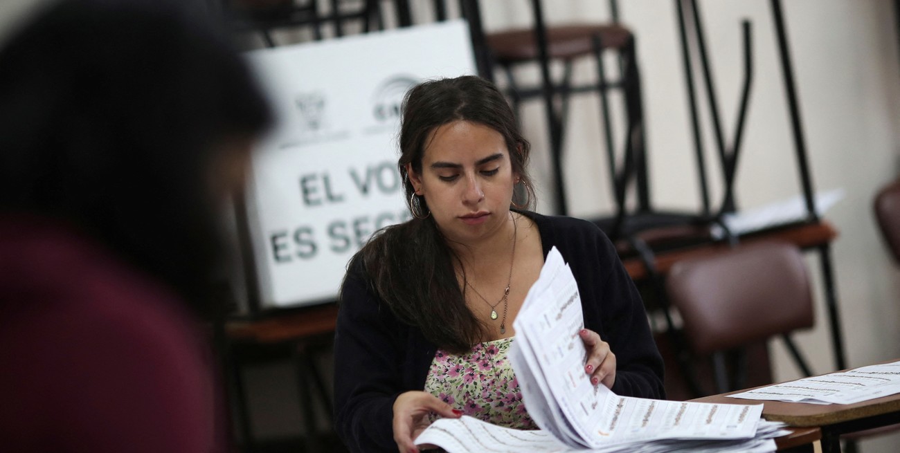 La candidata de Revolución Ciudadana lidera los primeros cómputos en Ecuador