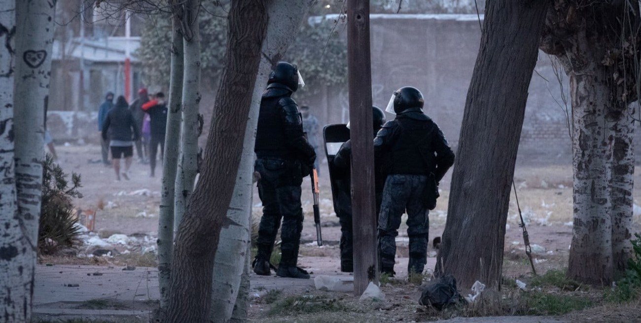 Tensión en Mendoza: 10 detenidos y policías heridos en las afueras de un supermercado