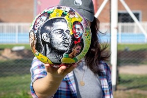 Dicha pelota fue intervenida por la joven artista Nieves Ebeling, homenajeando y recordando al destacado futbolista y goleador Emiliano Sala, nacido en Progreso. Foto: Gentileza