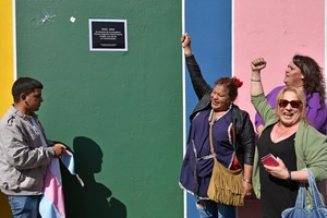 Una placa alusiva se descubrió en el Paseo de la Diversidad Sexual. Al final, los presentes cerraron con el grito de "Alejandra ¡Presente!". Crédito: Pablo Aguirre