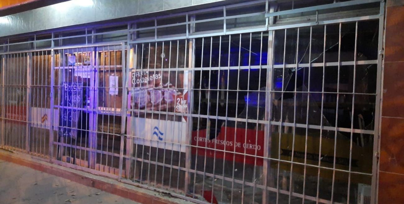 Saqueos y robos en dos comercios en Santa Fe