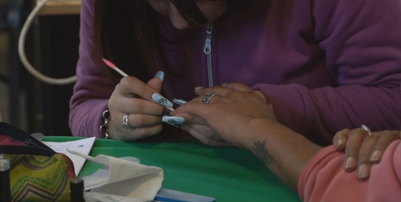 Dictan talleres gratis de manicuría y oficios con salida laboral rápida