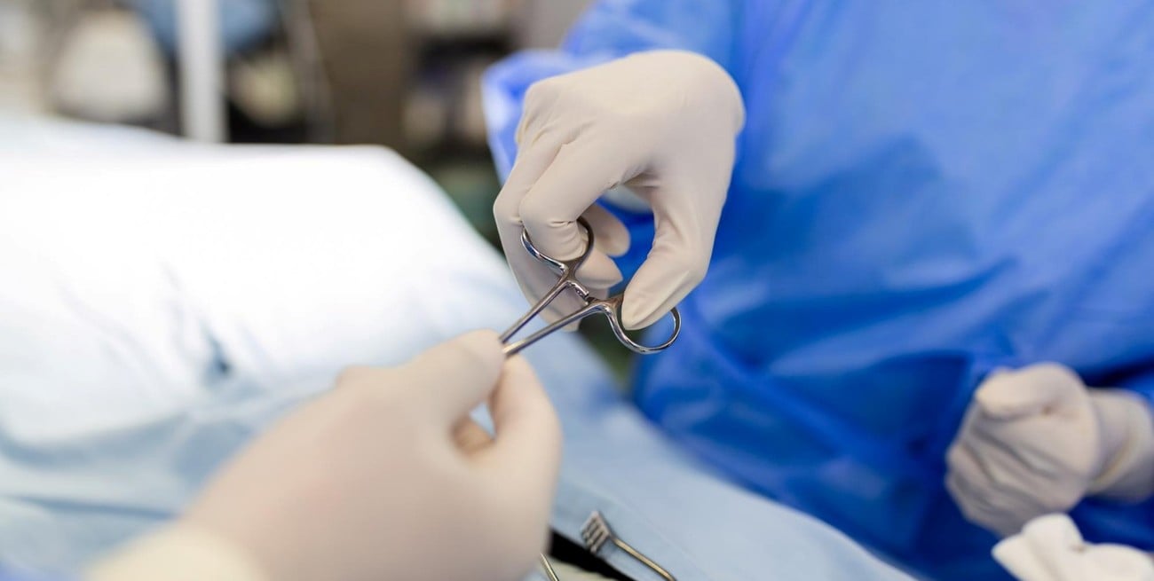 Inédita cirugía en Argentina: le reconstruyeron la mano utilizando dedos de sus pies