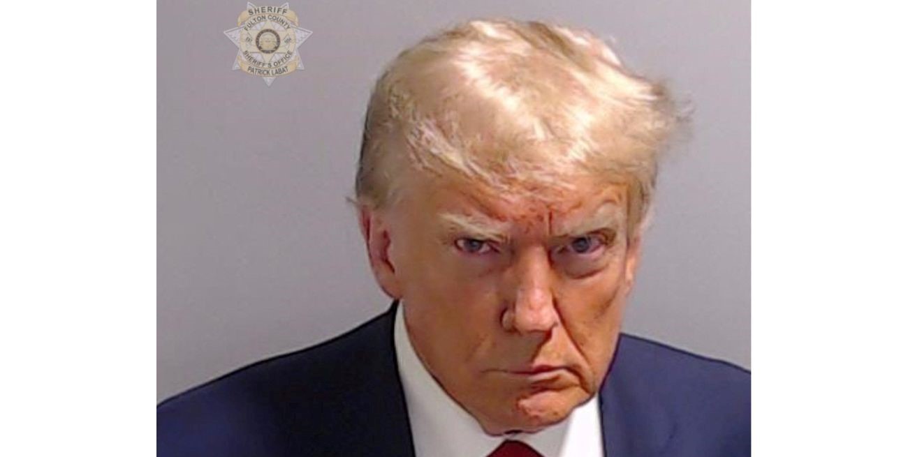 Trump se entregó en Georgia, fue fichado y quedó libre bajo fianza