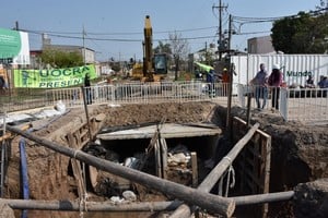 El desagüe Espora fue retomado por una nueva empresa, tras años de abandono. En la imagen, las tareas en ejecución en septiembre de 2020. Crédito: Archivo / Guillermo Di Salvatore