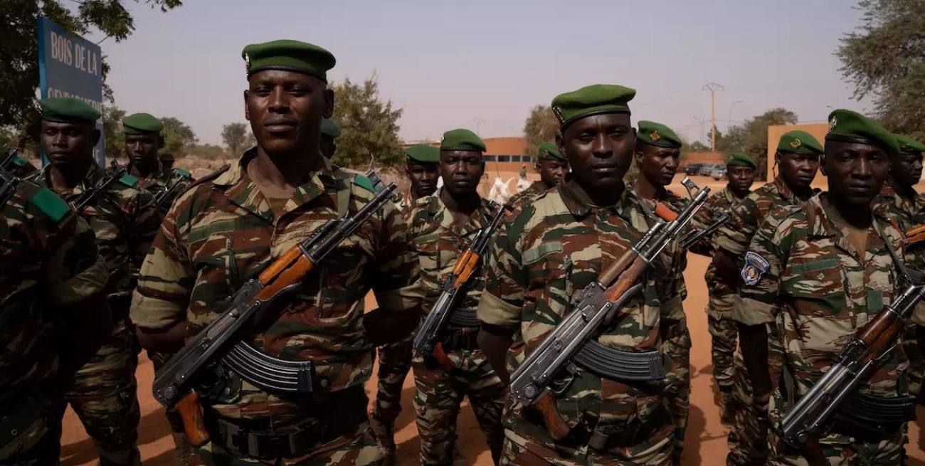 Fuerzas armadas de Níger en "alerta máxima" por crecientes tensiones internas 