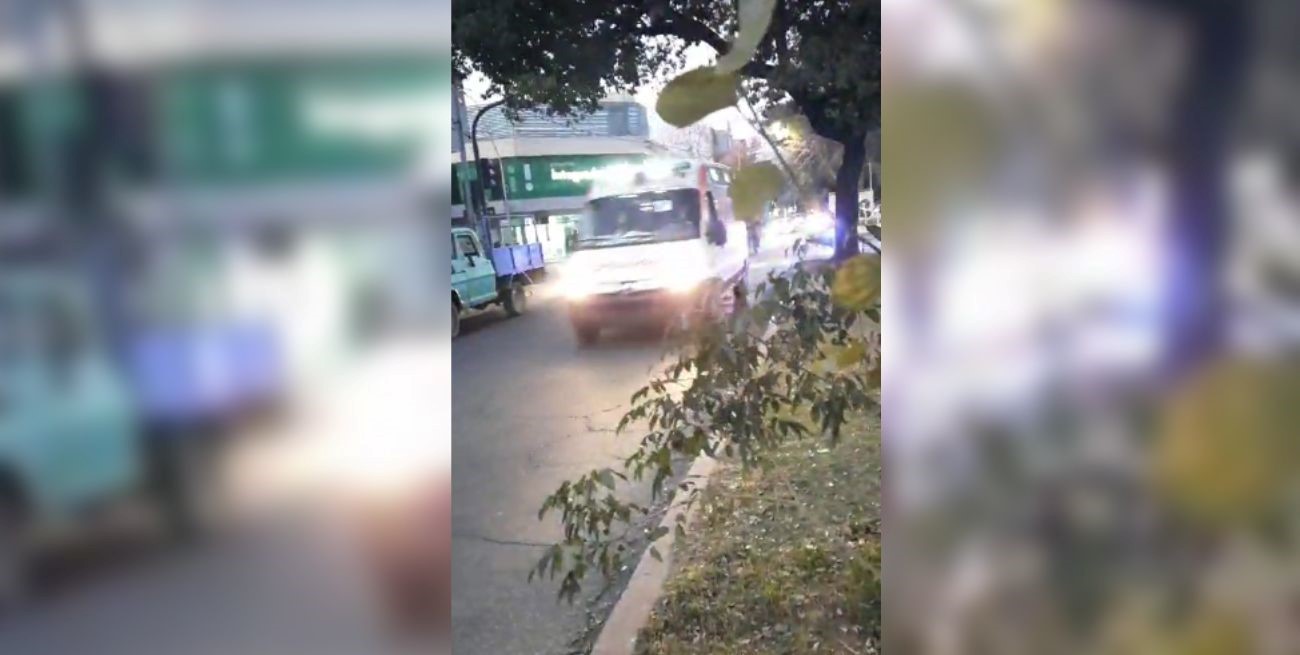 Impresionante dispositivo de traslado de una persona herida de arma de fuego