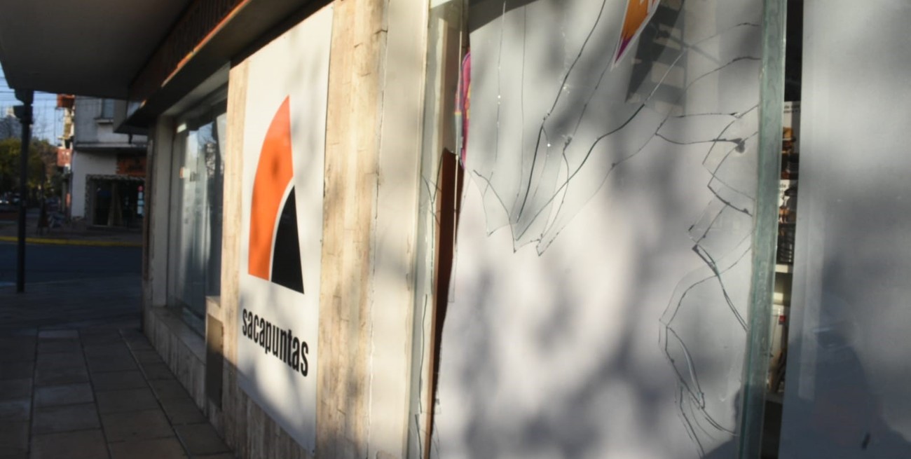 Dos detenidos tras vandalizar una librería en barrio Constituyentes