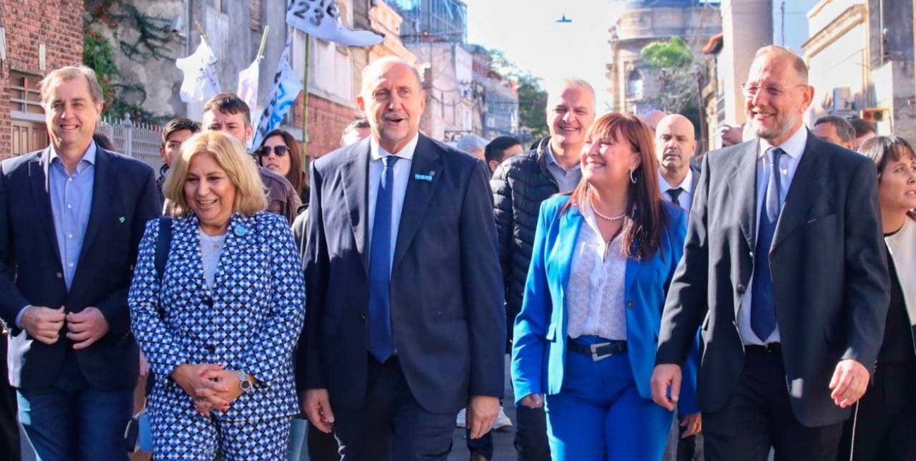 Perotti con candidatos a diputados ante un  "escenario de tercios", y "call center" activado