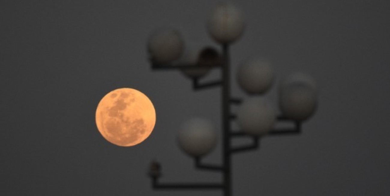 Así se vio la "Superluna azul" este miércoles en la ciudad de Santa Fe