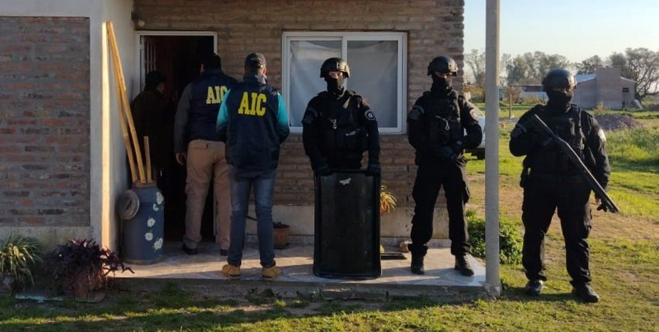 La policía allanó tres domicilios en Barrancas por un robo en Estación Díaz