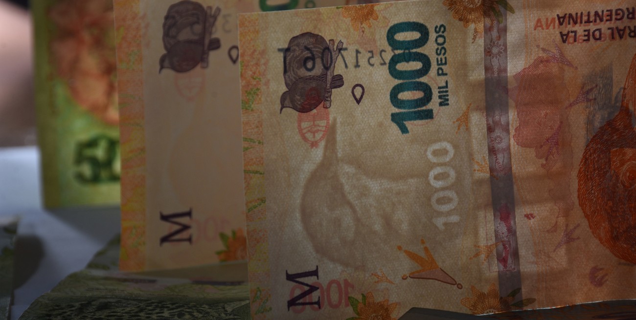 Medidos al "dólar blue", los salarios están 36 % por debajo del promedio 2011 - 2023