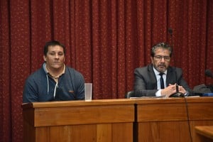 El pintor Omar Gabriel Albornoz junto a su abogado Dionisio Ayala. Crédito: Flavio Raina