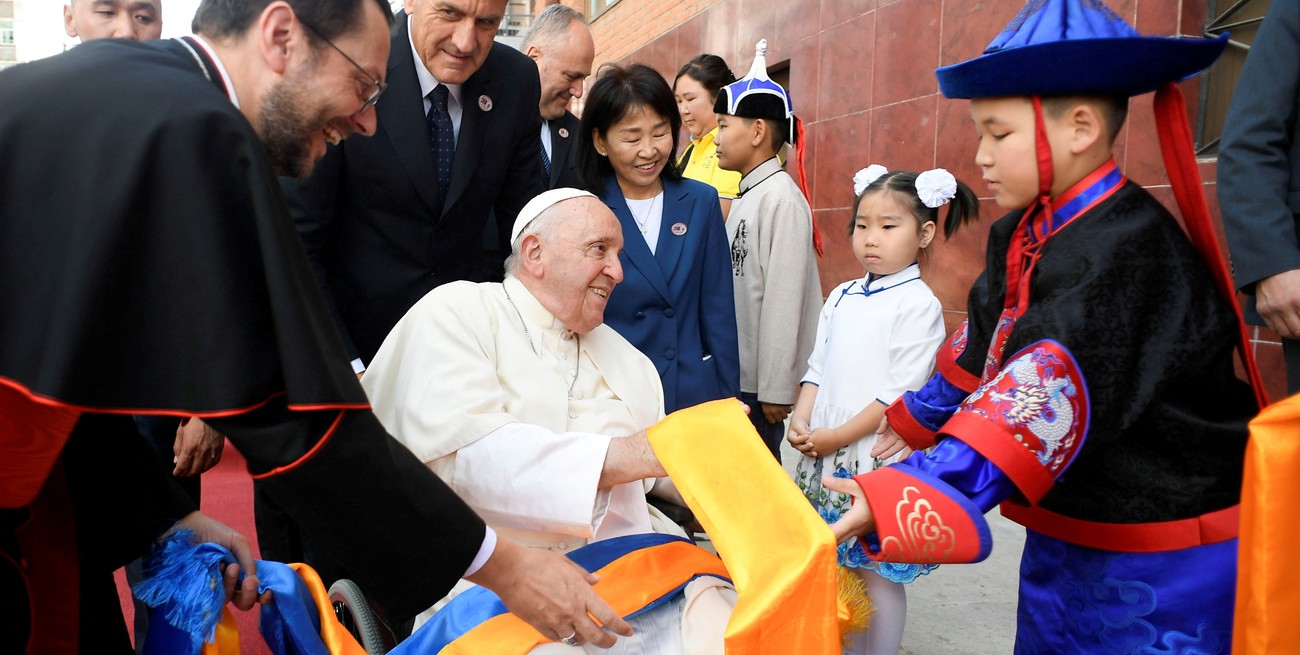El Papa Francisco llegó a Mongolia en su primera visita oficial al país
