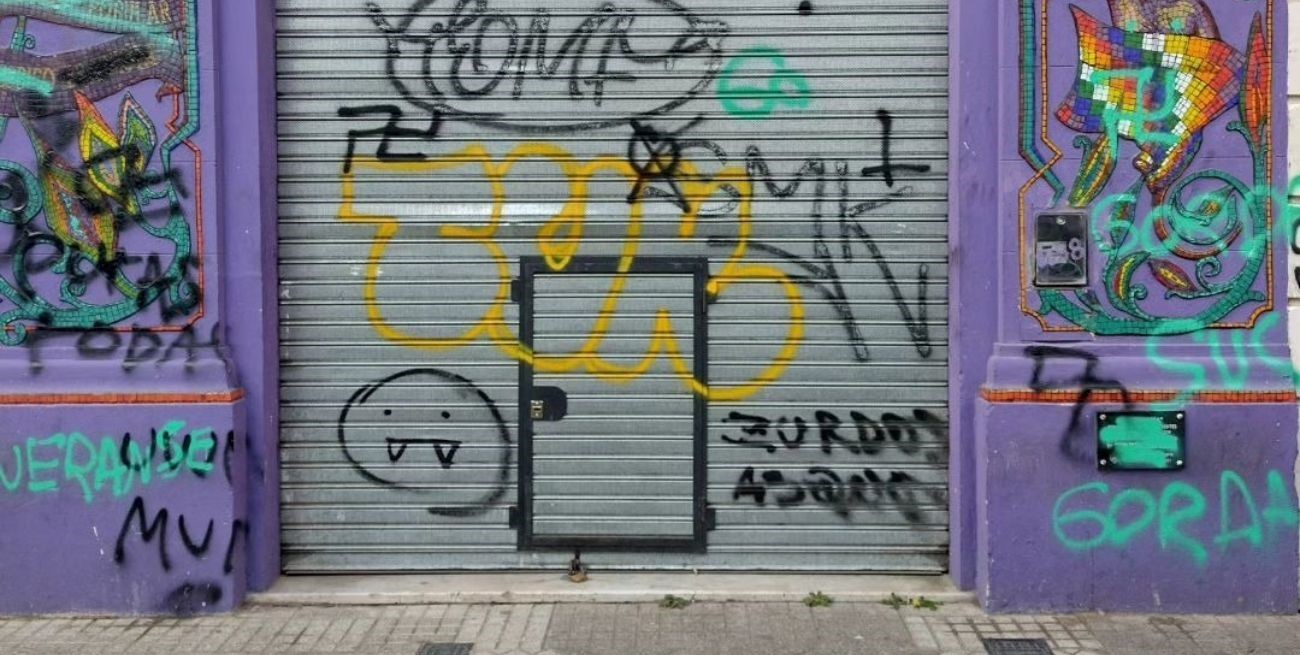 Rosario: pintaron esvásticas y palabras de odio hacia la comunidad lésbica