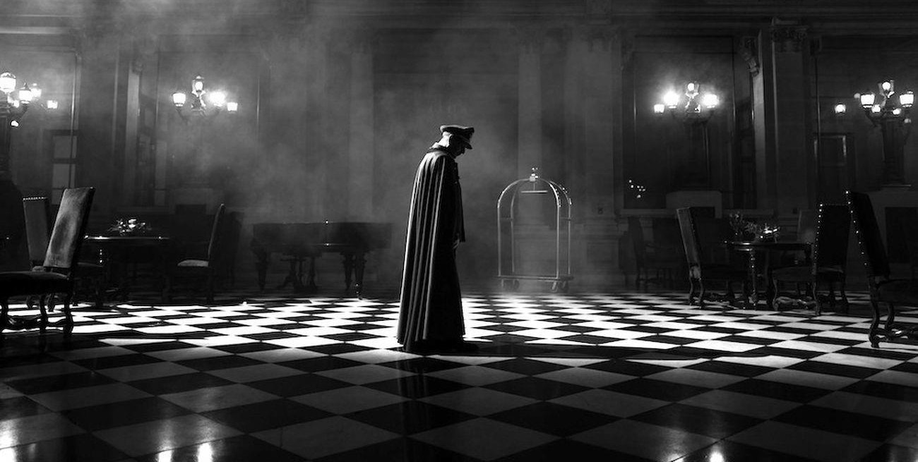 La audaz sátira que convierte a Pinochet en un vampiro
