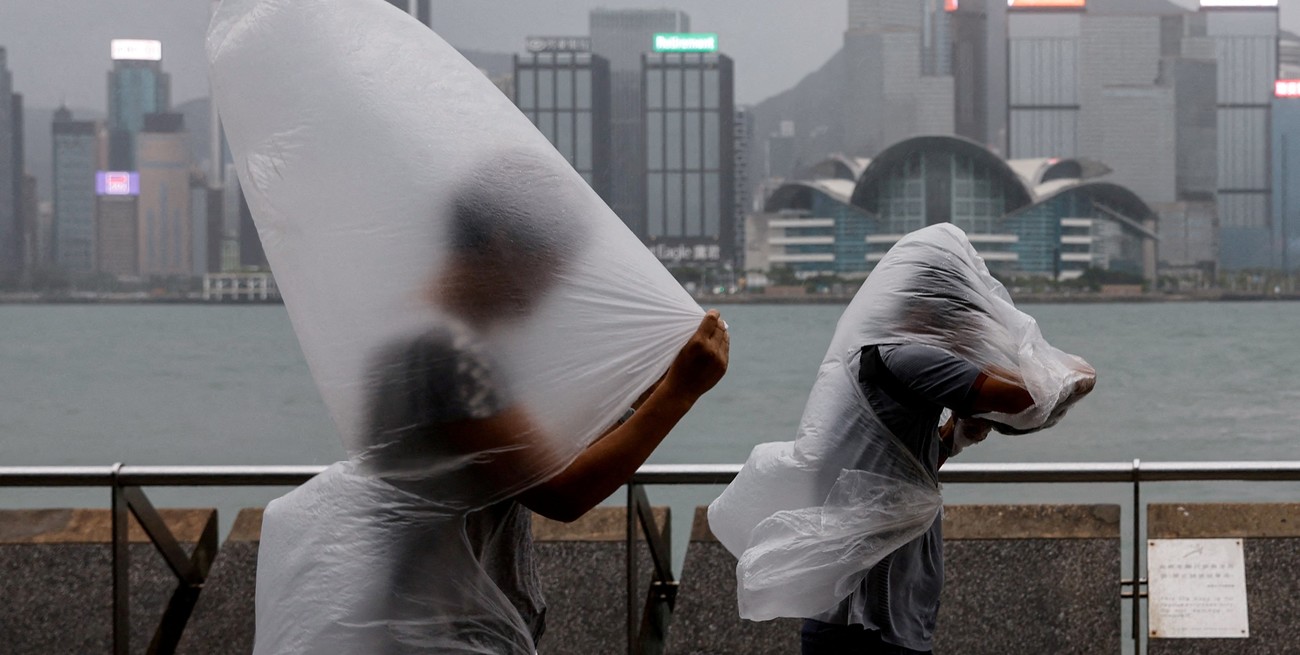 El tifón Saola se dirige hacia la costa sur de China tras afectar a Hong Kong
