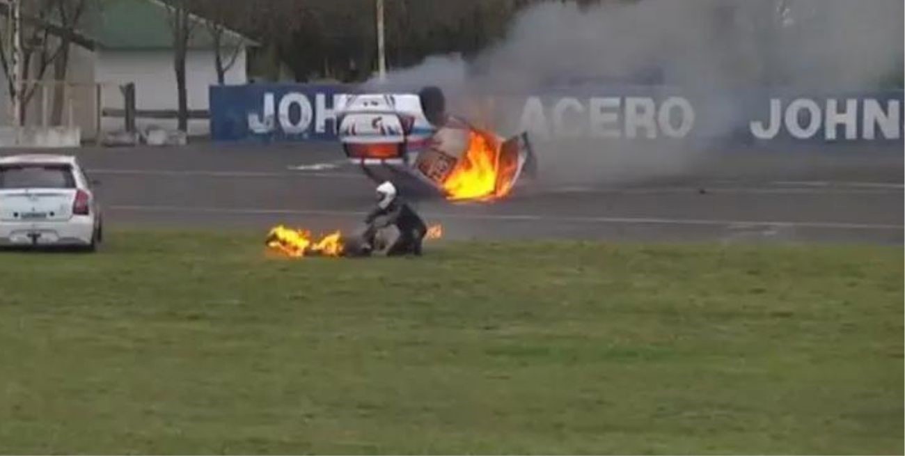 Video: choque, vuelco e incendio en el Car Show Santafesino en Paraná
