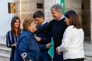 Emilio Jatón, Paco Garibaldi y Clara García. Entrega de títulos dominiales.