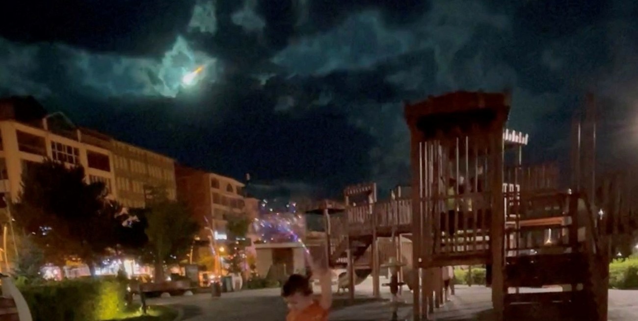 Video: cayó un meteorito e iluminó la noche en Turquía